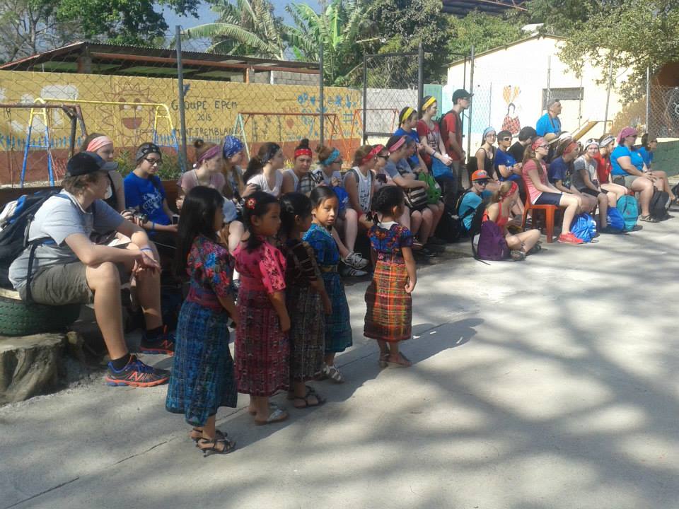 École secondaire de Rivière-du-Loup recevant une présentation de la culture guatémaltèque