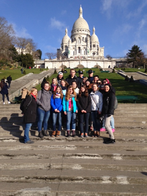 Le groupe Dina-Bélanger devant la Basilique-du-Sacré-Coeur de Montmartre