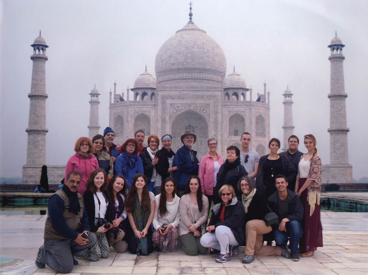 Cégep de l'Outaouais devant le Taj Mahal à Agra en Inde