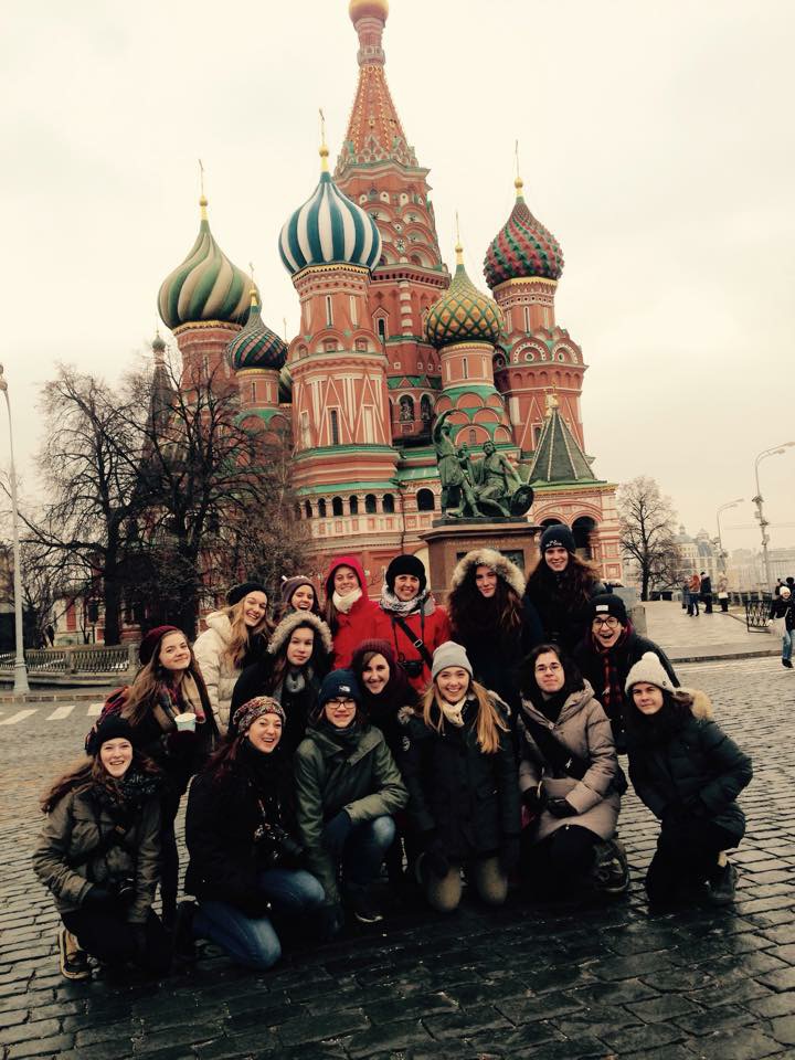Le groupe de l'école Robert-Gravel sur la Place Rouge à Moscou