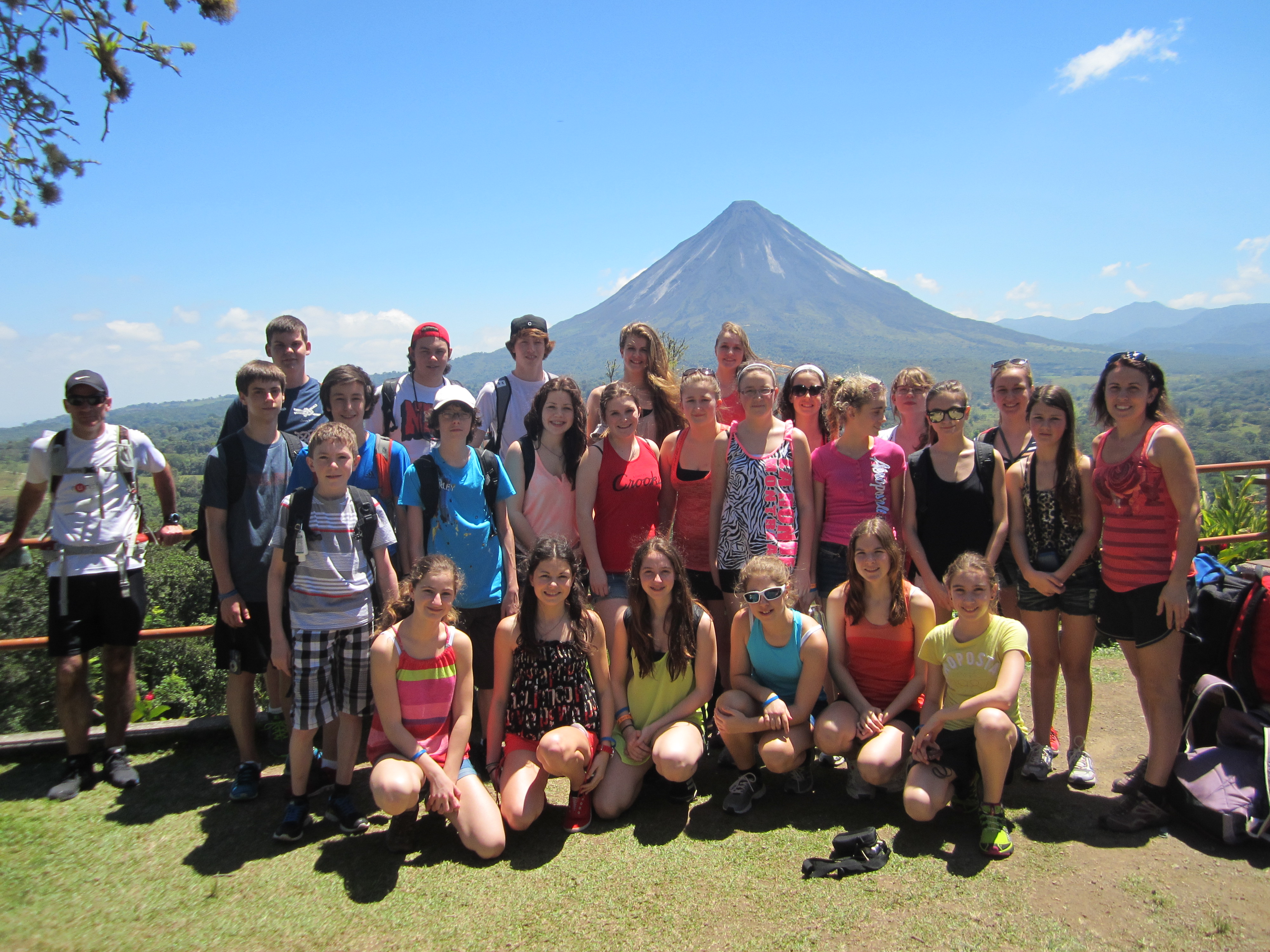 Collège Dina-Bélanger devant le Volcan Arenal au Costa Rica